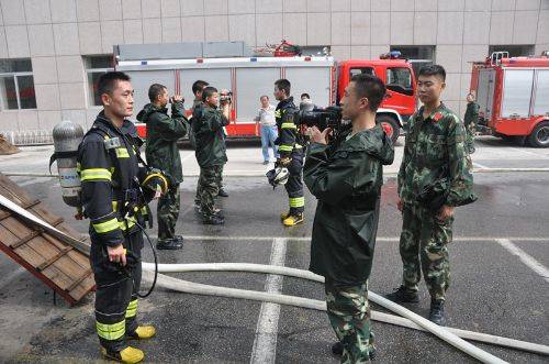 平江城区突发冲突事件：最新新闻报道，现场打架情况详解